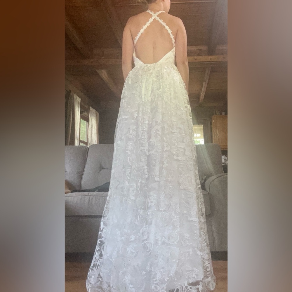 Brand New Lace Wedding Dress – Open Back with Floral Details – Size 3-5